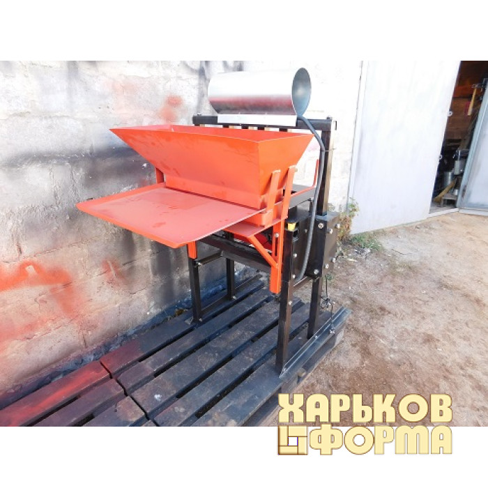 Stationary machine for the production of molded paving